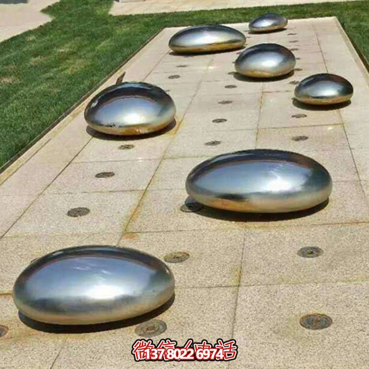 不銹鋼鏡面戶外噴泉水景擺件，以鵝卵石與雕塑裝飾