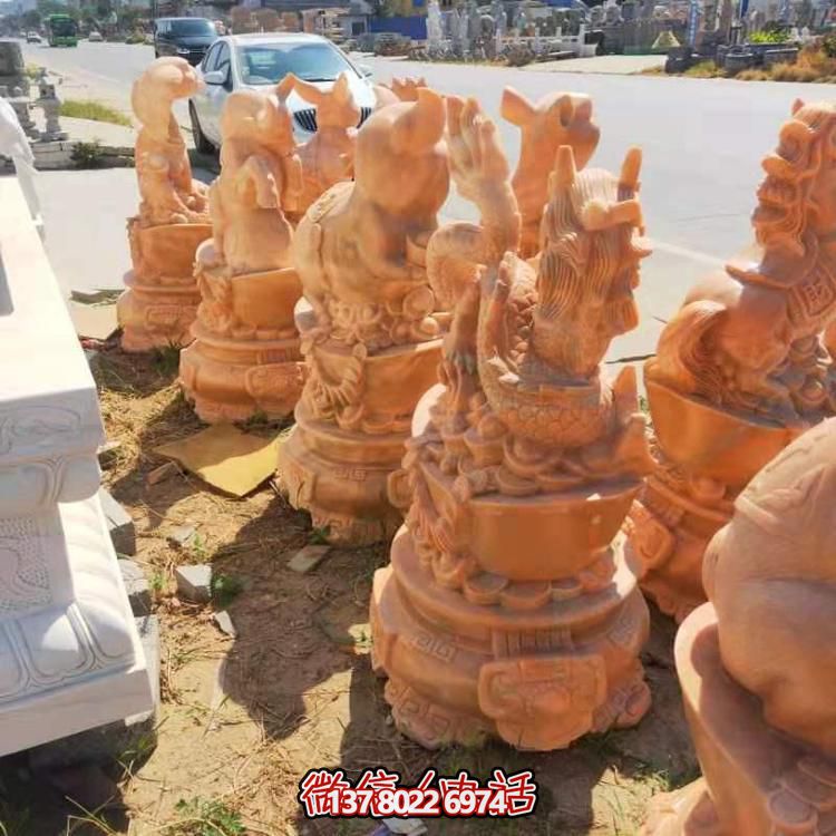 紅晚霞景區(qū)，十二生肖雕塑之旅