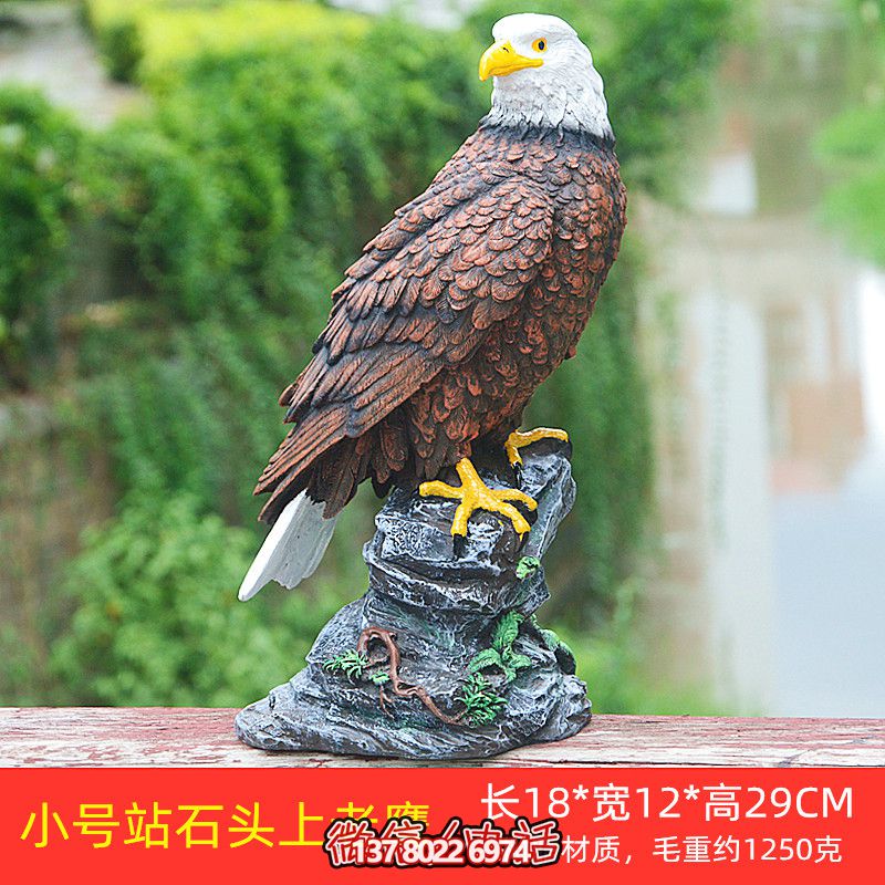 石頭藝術(shù)老鷹雕塑，點(diǎn)綴花園站