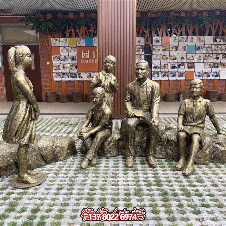 仿銅人物雕塑，裝點(diǎn)步行街情景