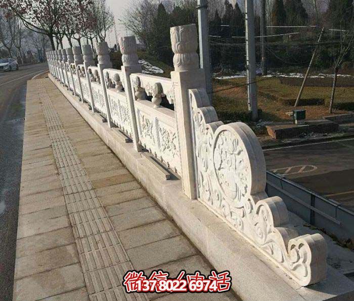 現(xiàn)代城市綠化防護欄桿，融入自然元素的花崗巖石雕
