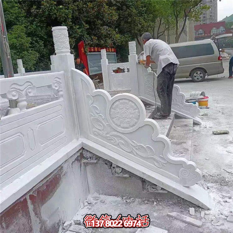 漢白玉旗臺欄板欄桿安裝，細節(jié)打磨處理